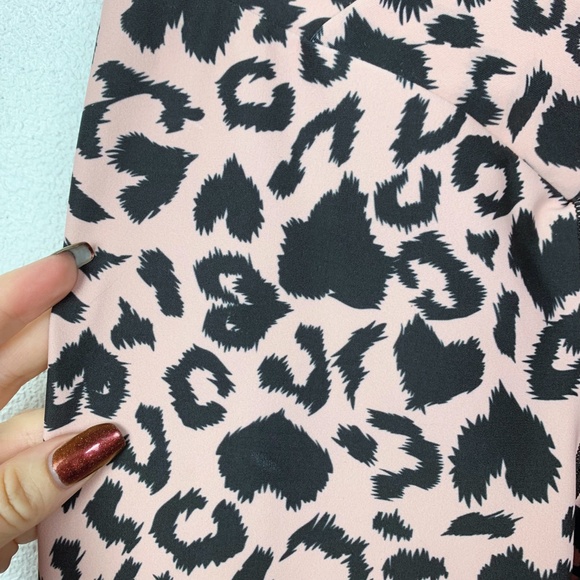 Beach Riot Sport | Cara Leggings Baby Pink Leopard Heart Pattern - Picture 4 of 7